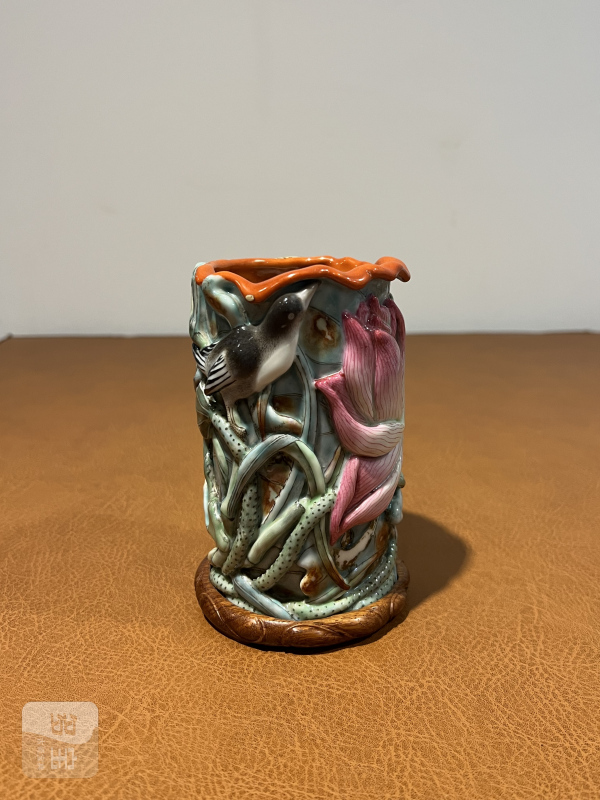 清中期 粉彩浮雕荷塘翠鸟笔筒 - 图2